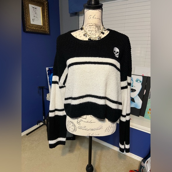 ❤️ Hot Topic Black & White Skull Sweater 🖤 - Picture 1 of 4